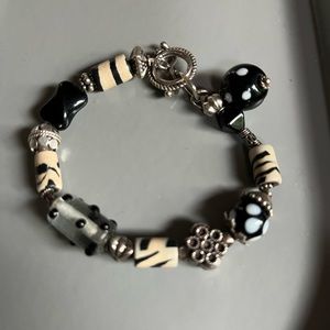 𝅺Hand blown glass beaded bracelet.